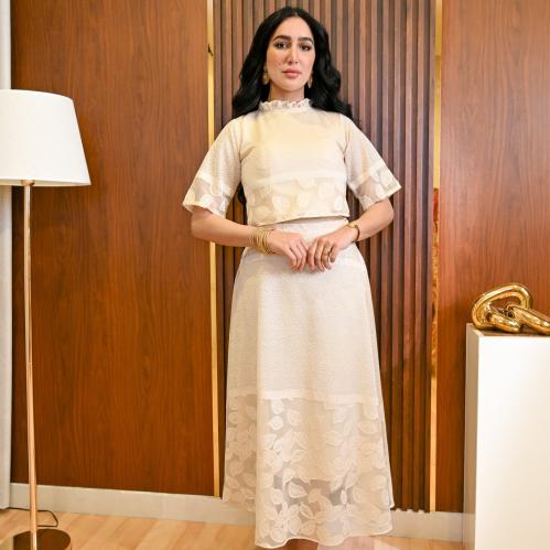 طقم نسائي باللون البيج