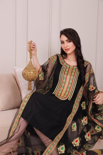 جلابية تل فاخرة باللون الأسود مع تطريز ذهبي وأخضر...