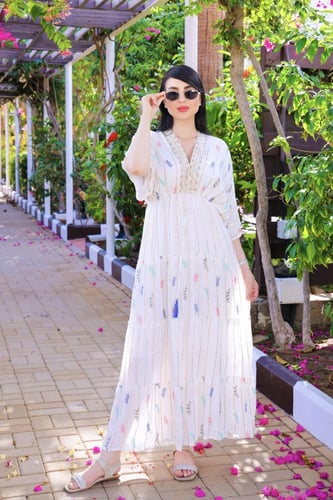 فستان صيفي بألوان ناعمة ونقوش رقيقة