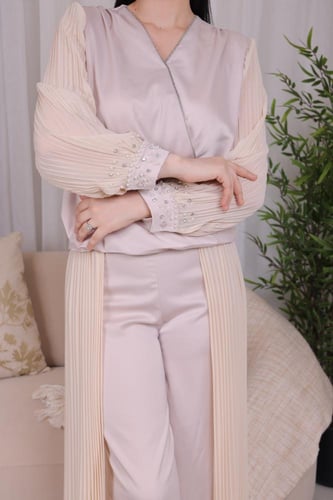 طقم نسائي أنيق لون بيج