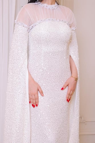 فستان سهرة أبيض لامع كم طويل