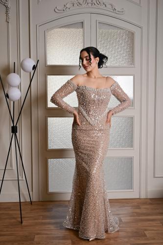 فستان سهرة بتصميم ملكي مرصّع بالكامل بالترتر الذهب...