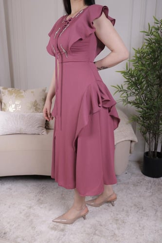 فستان أنثوي بتصميم أنيق ولمسات فاخرة