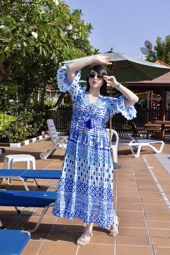 فستان صيفي مزخرف باللون الأزرق