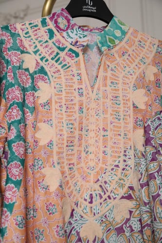 جلابية نسائي رمضانية بنقوش تراثية وألوان ناعمة