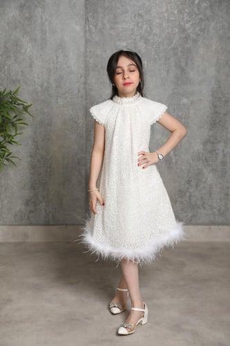 فستان بناتي أبيض بإطلالة فاخرة وعصرية