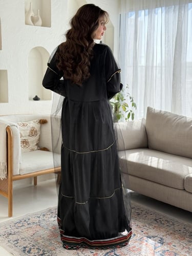 جلابية فخمة مطرزة باللون الذهبي