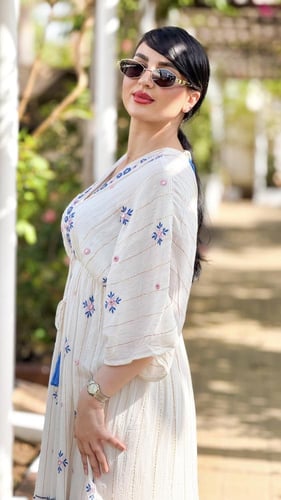 فستان صيفي أنيق بتفاصيل ناعمة وعصرية