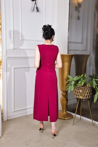 فستان سهرة أنيق باللون العنابي مع تفاصيل كسرات ناع...