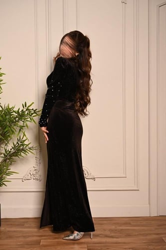 فستان سهرة مخملي مزين باللؤلؤ