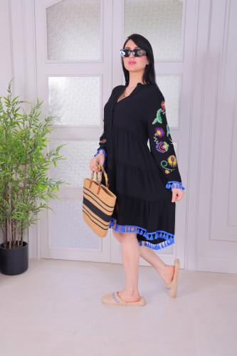 فستان صيفي أسود مزخرف بتفاصيل ملونة وأنيقة
