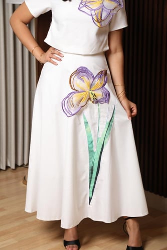 طقم تنورة وبلوزة بنقشة ورد