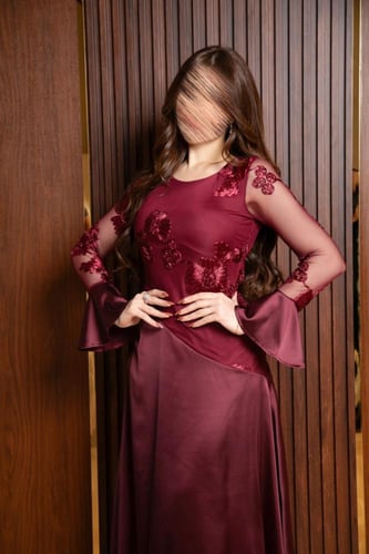 فستان انيق مزين بتطريز من الأعلى وساتان من الأسفل