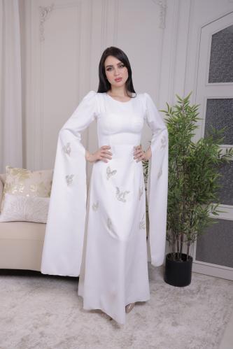 فستان طويل بأكمام واسعة مزينة بتطريزات أنيقة