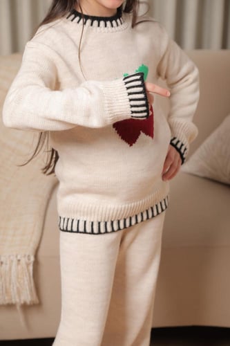 طقم بناتي شتوي ناعم بتصميم كرز