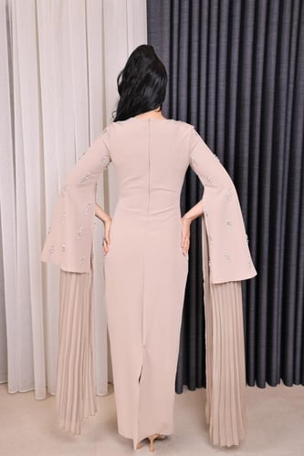 فستان سهرة طويل بلون بيج ناعم مع أكمام واسعة