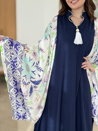 جلابية نسائية بأكمام واسعة ملوّنة ولمسة أنيقة