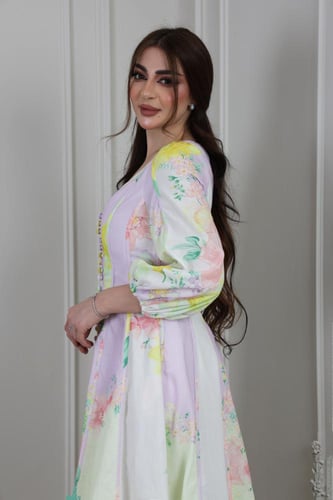 فستان نسائي ميدي بألوان زاهية وتصميم أنثوي راقٍ