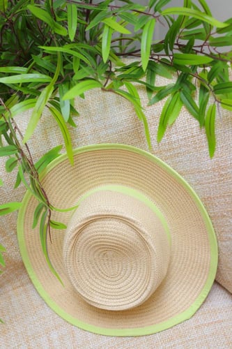 قبعة قش واسعة مع شريط أخضر بتصميم صيفي