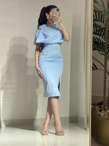 فستان ميدي سماوي أنيق بتفاصيل راقية