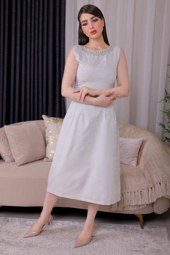 فستان ناعم وأنيق بتفاصيل لامعة