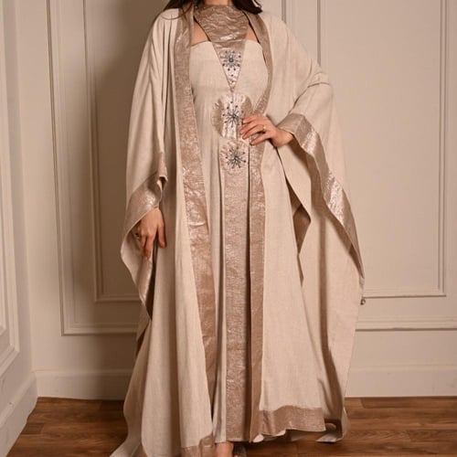 جلابية فاخرة بلون بيج ذهبي بتفاصيل مطرزة ولمسة لام...
