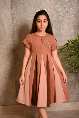 فستان بناتي منفوش بقصة مدرجة