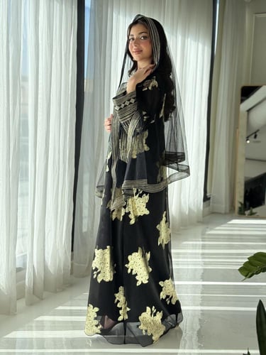 جلابية مزينة بطبعات ذهبية تراثية