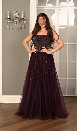 فستان سهرة عنابي بتطريز لامع وقماش تول واسع