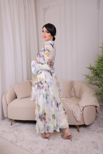 فستان طويل بأكمام نقوش زهرية بألوان هادئة