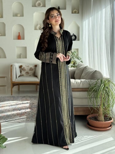 جلابية فخمة مطرزة باللون الذهبي