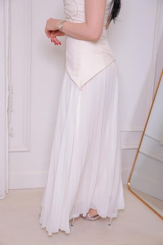 فستان سهرة أبيض بتطريز فاخر وأكتاف مكشوفة