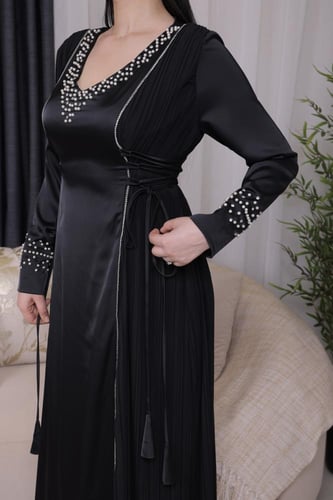 فستان بتصميم أنثوي وأنيق مع تفاصيل لؤلؤية