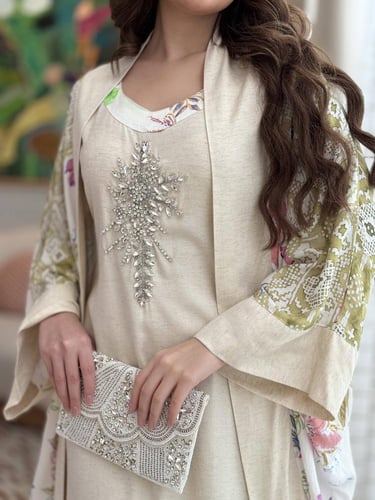 جلابية فخمة بطبعة زهرية ناعمة وقصة واسعة مع شال خف...