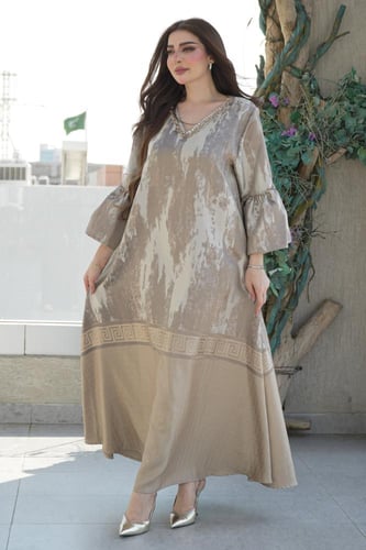 جلابية راقية بلمسات ناعمة ومفعمة بالأنوثة لونين