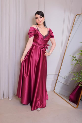 فستان سهرة حريري عنابي بتفاصيل أنثوية راقية