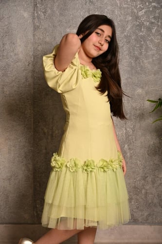 فستان بناتي باللون التفاحي