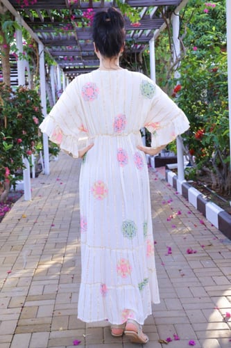 فستان صيفي مزخرف بنقوش زهور ملونة وأنيقة