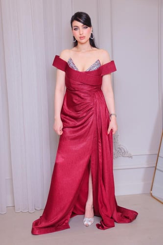 فستان سهرة ساتان بأكتاف مكشوفة وفتحة أمامية