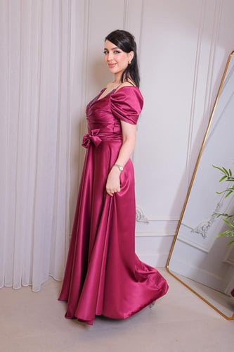 فستان سهرة حريري عنابي بتفاصيل أنثوية راقية