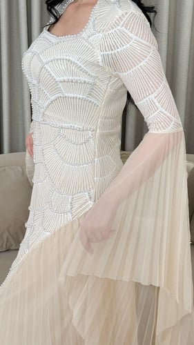 فستان سهرة ضيق بتصميم لؤلؤي جذاب