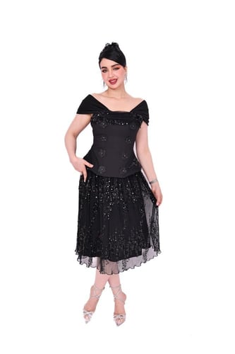 فستان سهرة أسود بتصميم كورسيه وتنورة مزخرفة لامعة