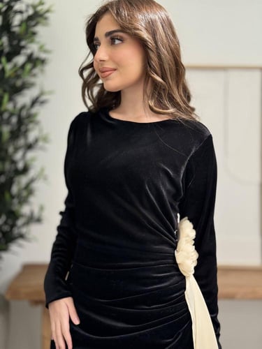 فستان شتوي فاخر بتصميم أنثوي جذاب