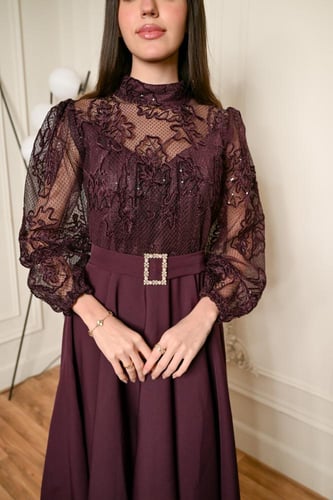 فستان انيق ميدي بتدخيلات دانتيل وحزام