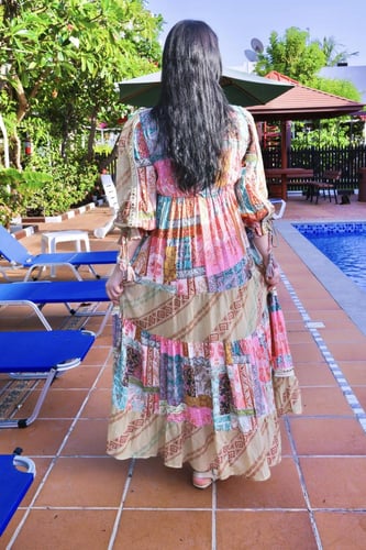 فستان صيفي مزخرف بألوان دافئة وتصميم فريد