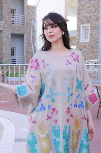 جلابية فاخرة بتصميم أنيق ولمسات راقية