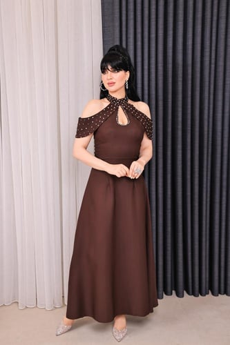 فستان سهرة أنيق بياقة مزينة وأكتاف مكشوفة