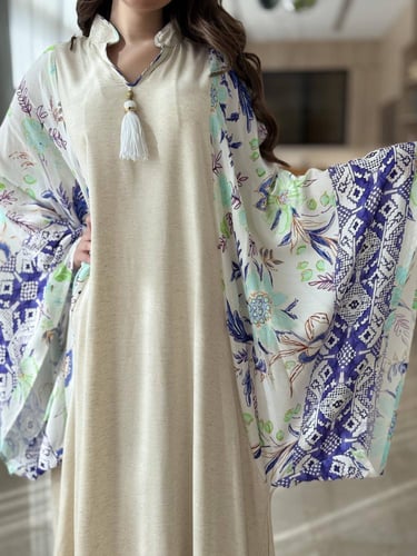 جلابية نسائية بأكمام واسعة ملوّنة ولمسة أنيقة