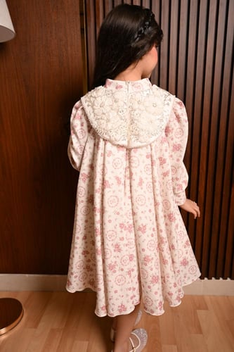 فستان بناتي قصير بنقشة ورد وياقة مطرزة