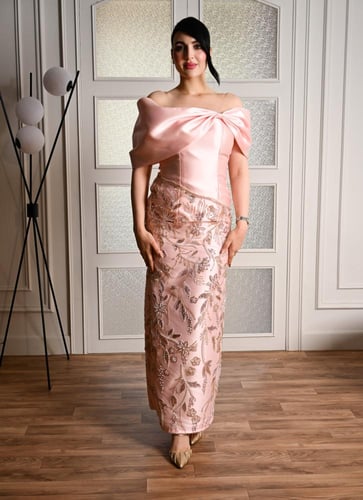 فستان سهرة راقٍ بتصميم أنثوي فخم